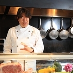 「ＨＡＬ　ＹＡＭＡＳＨＩＴＡ」オーナーシェフの山下春幸さん＝２０２１年４月、東京都港区赤坂９（撮影・吉田敦史）
