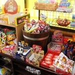 カウンター席の後ろに並ぶ、食べ放題の駄菓子＝神戸市東灘区深江北町３