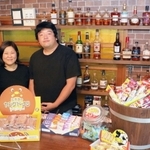 実家の駄菓子屋を残すために駄菓子バーをオープンした（右から）木本俊也さん、早予子さん夫妻＝神戸市東灘区深江北町３