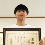 特殊詐欺被害を未然に防ぎ、署長感謝状を受け取った百合田京之介さん＝東灘署