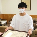 武田英雄署長から署長感謝状を受け取る百合田京之介さん＝東灘署