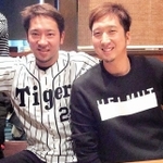 居酒屋「か虎屋」時代に来店した藤川球児さん（右）と記念撮影する加藤隆行さん。２軍でキャッチボールした際は「球の回転がすごい」と、プロのレベルの高さを痛感させられた先輩の１人だという（加藤さん提供）