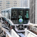 ヘッドマークを着けて運行を始めた「ひこぼし号」＝２３日朝、六甲ライナー住吉駅
