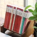 沖縄の作家などを扱う「おきなわ文庫」シリーズの古書＝神戸市東灘区岡本１