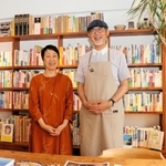 沖縄の本専門店「まめ書房」を営む（左から）金澤伸昭さんと妻の由紀子さん＝神戸市東灘区岡本１