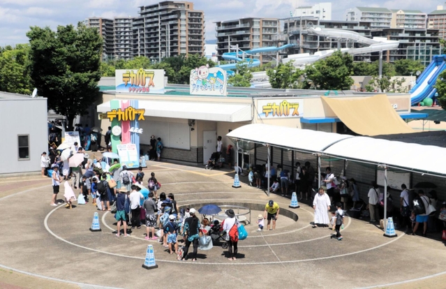 今季営業初日、午前１０時のオープン前には入場ゲートから１００メートルほどの長さの行列ができた＝神戸市東灘区向洋町中８