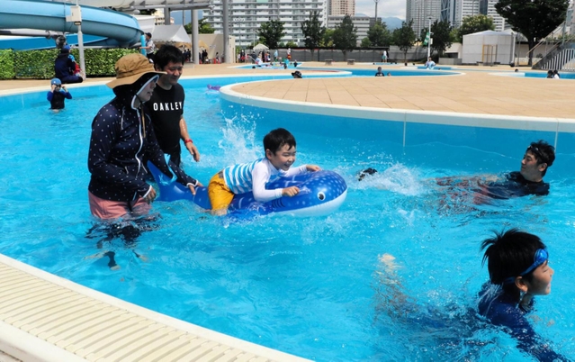 「流水プール」で遊ぶ子どもら＝神戸市東灘区向洋町中８