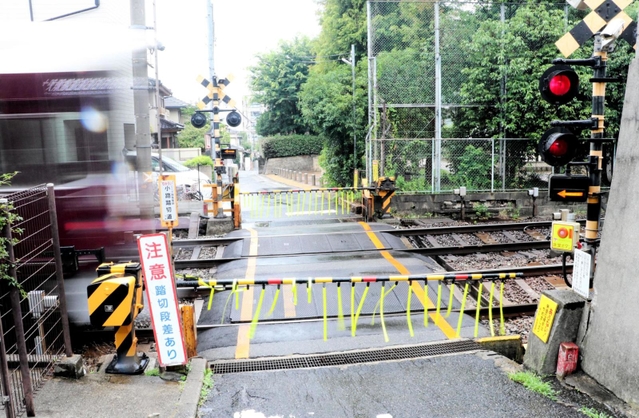 トラックの立ち往生頻発なぜ 阪急岡本駅東の踏切 急勾配が原因