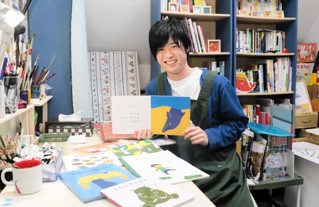 適応障害の治療をしながら絵本作家として活動するにしあみれおさん＝神戸市東灘区の自宅