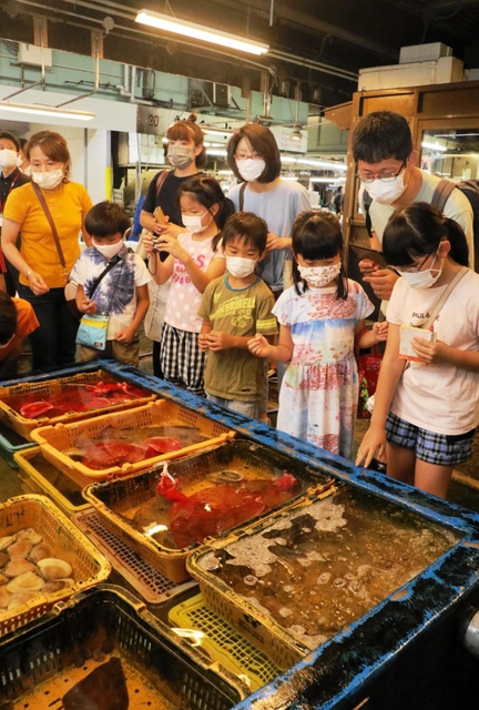 市場を見学する親子たち＝神戸市東灘区深江浜町