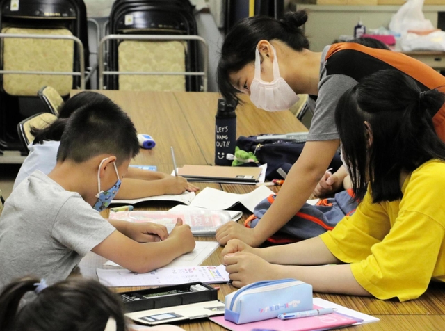 学習会の発起人の吉野花さん（右奧）＝７月下旬、神戸市東灘区御影本町６