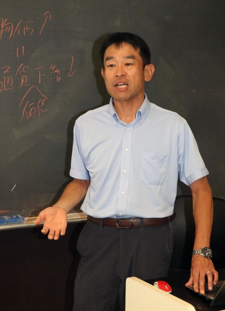 灘中・高校教諭の池田拓也さん＝神戸市東灘区魚崎北町８