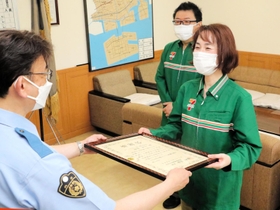今年５月に詐欺被害を防いだ功績で武田英雄署長から感謝状を受けた（右から）岩崎智子さんと松原達昭さん＝東灘署