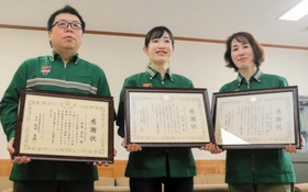 東灘署長から感謝状を受けた（右から）岩崎智子さん、娘の葵さん、セブン－イレブン神戸住吉本町店オーナーの松原達昭さん＝東灘署
