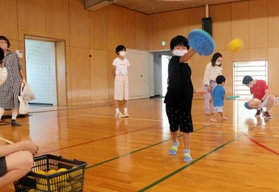 「手のひらラケット」を使う新感覚テニス「テニピン」を楽しむ子ども＝神戸市東灘区向洋町中９