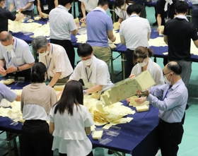灘中・灘高の体育館で行われた参院選の開票作業＝１０日夜、神戸市東灘区甲南町５