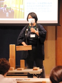 「銘木師」の仕事や木造建築の魅力について語る中川典子さん＝神戸市東灘区御影塚町１