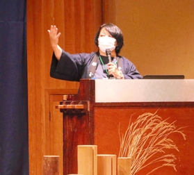 「銘木師」の仕事や木造建築の魅力について語る中川典子さん＝神戸市東灘区御影塚町１