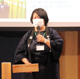 「銘木師」の仕事や木造建築の魅力について語る中川典子さん＝神戸市東灘区御影塚町１