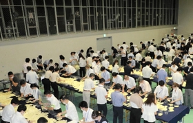 最初に投票箱から票を取り出してまとめていく「開披台」。窓から差し込まれているのが、クーラーの冷気を屋内に送り込むためのダクト＝いずれも１０日夜、神戸市東灘区甲南町５
