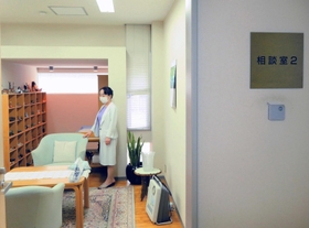 学生が悩みを打ち明ける甲南大の相談室＝神戸市東灘区岡本 