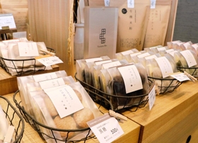 田田田堂の「山田錦ガレット」や「山田錦サブレ」が並ぶコーナー＝神戸市東灘区御影中町４