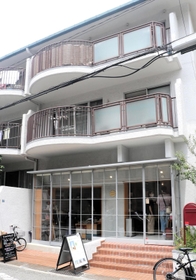 マンションの１階にあるハニーマザー神戸店舗。２０２０年にリニューアルした＝神戸市東灘区御影中町４