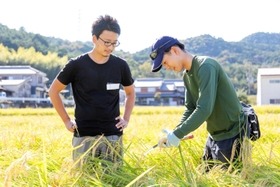 山田錦の若手生産者を訪ねる西田智祐さん（左）（ハニーマザー提供）