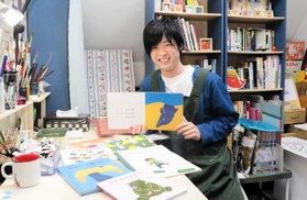 適応障害の治療をしながら絵本作家として活動するにしあみれおさん＝神戸市東灘区の自宅