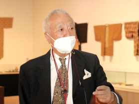 特別展の展示会場を訪れた、白洲次郎の長女桂子さんの夫で旧白洲邸「武相荘」館長の牧山圭男さん＝７月１５日、神戸市東灘区の神戸ゆかりの美術館