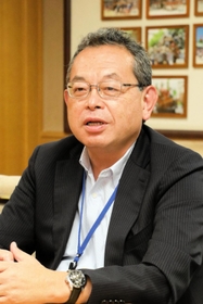 インタビューに答える植松賢治区長＝東灘区役所