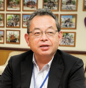 インタビューに答える植松賢治区長＝東灘区役所