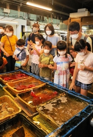 市場を見学する親子たち＝神戸市東灘区深江浜町