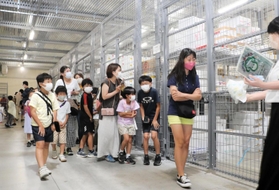 マイナス２０度の大型水産冷蔵庫を見学する親子たち＝神戸市東灘区深江浜町
