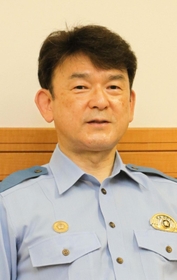 インタビューに答える武田英雄署長＝東灘署