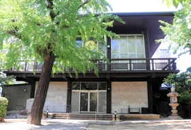 吉野さんたちが学習会を開いている西方寺の建物。２階が本堂で、１階のホールを会場に使う＝神戸市東灘区御影本町６