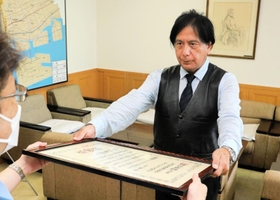 県警本部長感謝状を受け取る江藤嘉記さん＝東灘署
