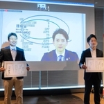 「第１回環境スタートアップ大賞」で環境大臣賞を受けたピリカの小嶌不二夫さん（左）＝２０２１年３月（ピリカ提供）