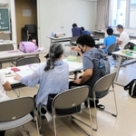 「こうべ子どもにこにこ会」が本庄地域福祉センター１階で週２回開いている学習支援教室＝神戸市東灘区本庄町２（画像の一部を加工しています）