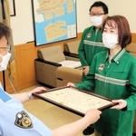 今年５月に詐欺被害を防いだ功績で武田英雄署長から感謝状を受けた（右から）岩崎智子さんと松原達昭さん＝東灘署