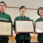東灘署長から感謝状を受けた（右から）岩崎智子さん、娘の葵さん、セブン－イレブン神戸住吉本町店オーナーの松原達昭さん＝東灘署