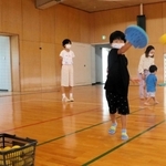 「手のひらラケット」を使う新感覚テニス「テニピン」を楽しむ子ども＝神戸市東灘区向洋町中９