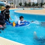 「流水プール」で遊ぶ子どもら＝神戸市東灘区向洋町中８