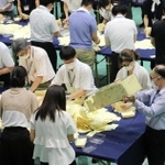 灘中・灘高の体育館で行われた参院選の開票作業＝１０日夜、神戸市東灘区甲南町５
