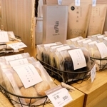 田田田堂の「山田錦ガレット」や「山田錦サブレ」が並ぶコーナー＝神戸市東灘区御影中町４