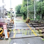 北側から見た小路踏切。今年７月に立ち往生したトラックは、４本のレールのうち北側から２本目のレールの溝にリアバンパーが引っ掛ったという＝神戸市東灘区本山北町