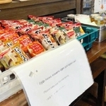 「１家族で１つ取って下さい」とウクライナ語で書かれた紙＝神戸市東灘区魚崎北町４、コミュニティーカフェ「はじめのいっぽ」