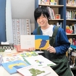 適応障害の治療をしながら絵本作家として活動するにしあみれおさん＝神戸市東灘区の自宅