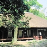 記念館として、白洲次郎と正子夫妻が暮らした邸宅とゆかりの品々が公開されている「武相荘」（武相荘提供）