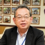 インタビューに答える植松賢治区長＝東灘区役所